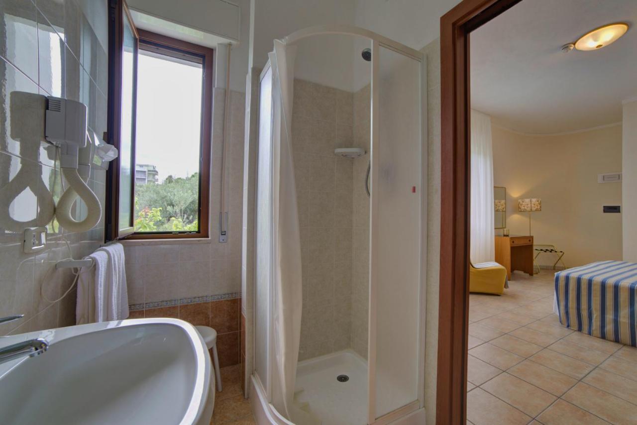 Hotel Sporting Vasto Buitenkant foto